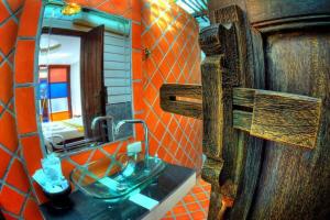 bagno con lavandino e specchio di Pool villa 2 bedroom a Pran Buri
