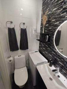 A bathroom at Chic Studio for Two Close to Metro