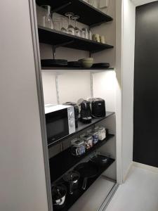 Una cocina o kitchenette en Chic Studio for Two Close to Metro