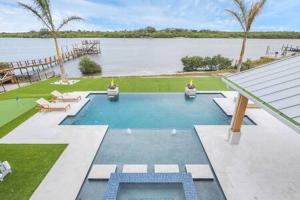 uma piscina com vista para uma massa de água em Infinity Pool Paradise I Luxe Waterfront Living em Edgewater