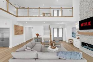 Χώρος καθιστικού στο Infinity Pool Paradise I Luxe Waterfront Living
