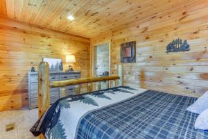 um quarto com uma cama num chalé de madeira em Rustic Mount Perry Cabin Near Fishing Pond and Farm em Mount Perry