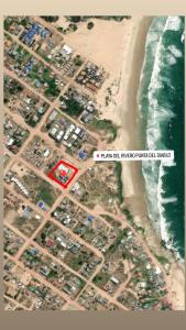 een kaart van een strand naast de oceaan bij Frente playa in Punta Del Diablo