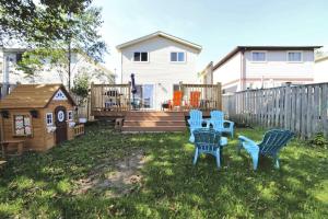 un patio con 2 sillas y una casa de juegos en Barrie House near to all amenities, en Barrie