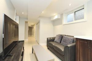 a living room with a couch and a tv at Barrie House near to all amenities in Barrie