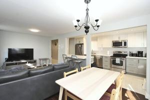 un soggiorno con divano e tavolo di Barrie House near to all amenities a Barrie