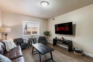2-Bd Apt w/ WiFi, Netflix, Mtn Views in DT Ogden的电视和/或娱乐中心