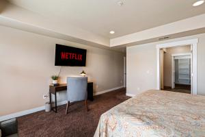 2-Bd Apt w/ WiFi, Netflix, Mtn Views in DT Ogden客房内的一张或多张床位