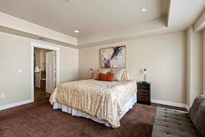 2-Bd Apt w/ WiFi, Netflix, Mtn Views in DT Ogden客房内的一张或多张床位