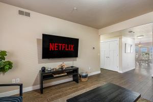 2-Bd Apt w/ WiFi, Netflix, Mtn Views in DT Ogden的电视和/或娱乐中心
