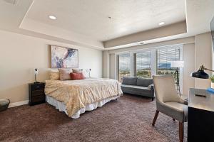 奥格登2-Bd Apt w/ WiFi, Netflix, Mtn Views in DT Ogden的一间卧室，配有一张床、一张书桌和一张沙发