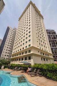 un grande edificio con piscina di fronte di Suítes Inside The Universe Paulista a San Paolo