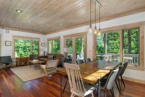 ブラック・マウンテンにあるCarolina Blue Pet Friendly, Deck, Treetop Viewsのテーブルと椅子のあるダイニングルームとリビングルーム