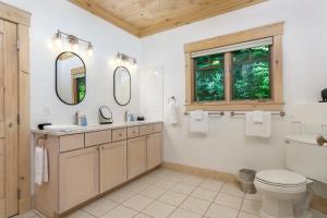 ブラック・マウンテンにあるCarolina Blue Pet Friendly, Deck, Treetop Viewsのバスルーム(トイレ、洗面台、鏡付) +32枚の写真