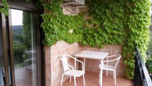 una mesa y dos sillas sentadas en un patio en Hostal Los Rosales, en Alcaraz