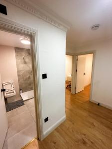 uma porta aberta para um quarto com casa de banho em Flat 6 Stay In Aldgate em Londres
