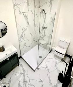 uma casa de banho com um chuveiro e um WC. em Flat 6 Stay In Aldgate em Londres