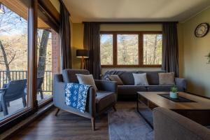 ein Wohnzimmer mit einem Sofa und einem Tisch in der Unterkunft Cozy Villa in Brezovica in Brezovica