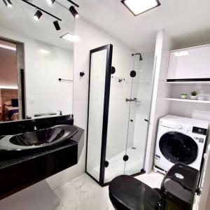 y baño con lavabo y lavadora. en 205 Flat/Studio Elegance Jardins- Cozinha Completa, en São Paulo