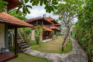 蓝梦岛Ketut Losmen Bungalows Lembongan的一间前面有楼梯的房子