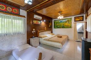 倫邦岸島的住宿－Ketut Losmen Bungalows Lembongan，一间卧室,配有两张床