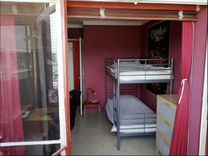 Etagenbett in einem Zimmer mit Fenster in der Unterkunft Chambre & table d'hôte à 5 min de la gare Matabiau in Toulouse