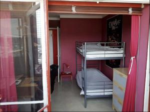 a bunk bed in a room with a window at Chambre & table d'hôte à 5 min de la gare Matabiau in Toulouse