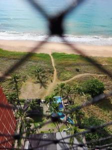 uma vista aérea de uma praia e do oceano em Cobertura Duplex Beira Mar 3 quartos em Maceió