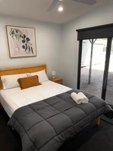 Säng eller sängar i ett rum på Bundalong Villas