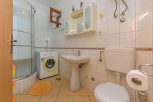 Kúpeľňa v ubytovaní Apartments with parking space Lokva Rogoznica, Omis - 22069 + 29 fotografií