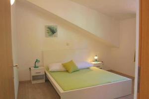 Posteľ alebo postele v izbe v ubytovaní Apartments with parking space Lokva Rogoznica, Omis - 22069