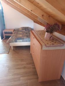 Säng eller sängar i ett rum på Secluded fisherman's cottage Cove Vrulje, Kornati - 22346