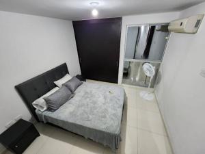 1 dormitorio con cama y ventana en Apartamento con excelente vista, en Cúcuta