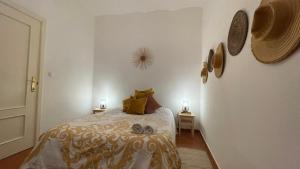 een kleine slaapkamer met een bed en 2 lampen bij Pátio do Alqueva - Alojamento Local in Granja