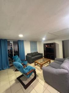- un salon avec deux canapés et une table dans l'établissement DEPARTAMENTO DICHATO, à Tomé