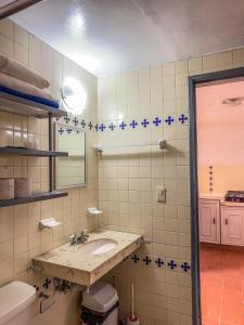 ein Bad mit einem Waschbecken und einem WC in der Unterkunft Estudio12/ en Glorieta Chapalita in Guadalajara