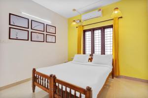 En eller flere senge i et værelse på Collection O Prashant Stays