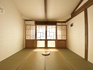 um quarto vazio com uma porta e um tapete no chão em Pension Coco em Ishigaki