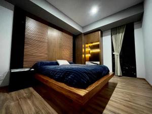 Tempat tidur dalam kamar di Cozy condo lake view 15th floor