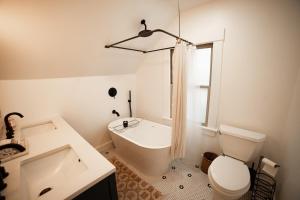 The Outpost Properties - East Street House في كلاماث فالز: حمام مع حوض ومرحاض ومغسلة
