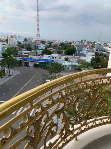 een balkon met uitzicht op de stad bij HA ANH PHAN THIẾT HOTEL in Phan Thiet