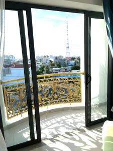ファンティエットにあるHA ANH PHAN THIẾT HOTELの市街の景色を望むバルコニー