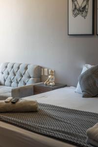a bedroom with a large bed and a couch at Bahia 79 Apartasuites Cerca al Centro in Cartagena de Indias
