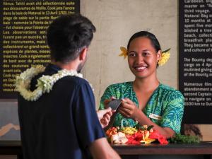 una mujer está tomando una foto de un hombre en Le Tahiti by Pearl Resorts, en Papeete