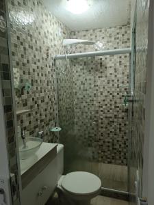 La salle de bains est pourvue d'une douche, de toilettes et d'un lavabo. dans l'établissement Casa de Praia, à Angra dos Reis