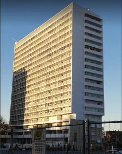 un gran edificio con muchas ventanas en Chambre & table d'hôte à 5 min de la gare Matabiau, en Toulouse