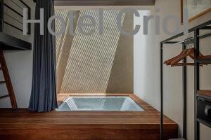 Habitación con baño con bañera de hidromasaje. en Hotel Criol en Querétaro