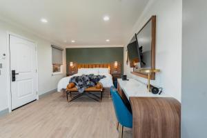Pokój hotelowy z łóżkiem, biurkiem i telewizorem w obiekcie Hotel Avanti w mieście Santa Maria