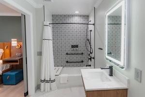 サンタマリアにあるHotel Avantiのバスルーム(シャワー、白いシンク付) +37枚の写真