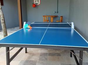 a blue ping pong table in a room at Morada das Marés - Balneário Barra do Sul in Balneario Barra do Sul